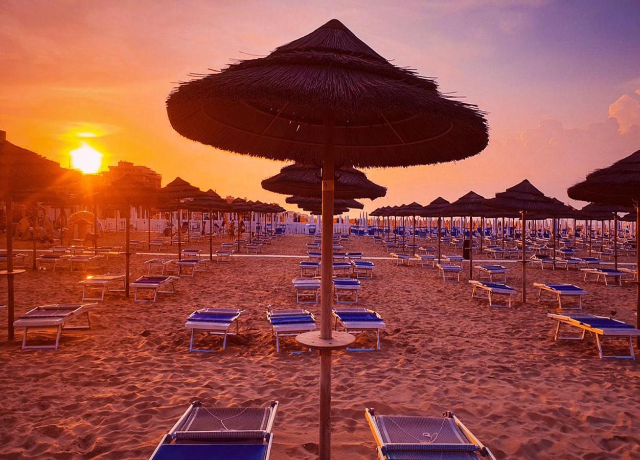 Hotel Caesar Misano Adriatico Bagian luar foto