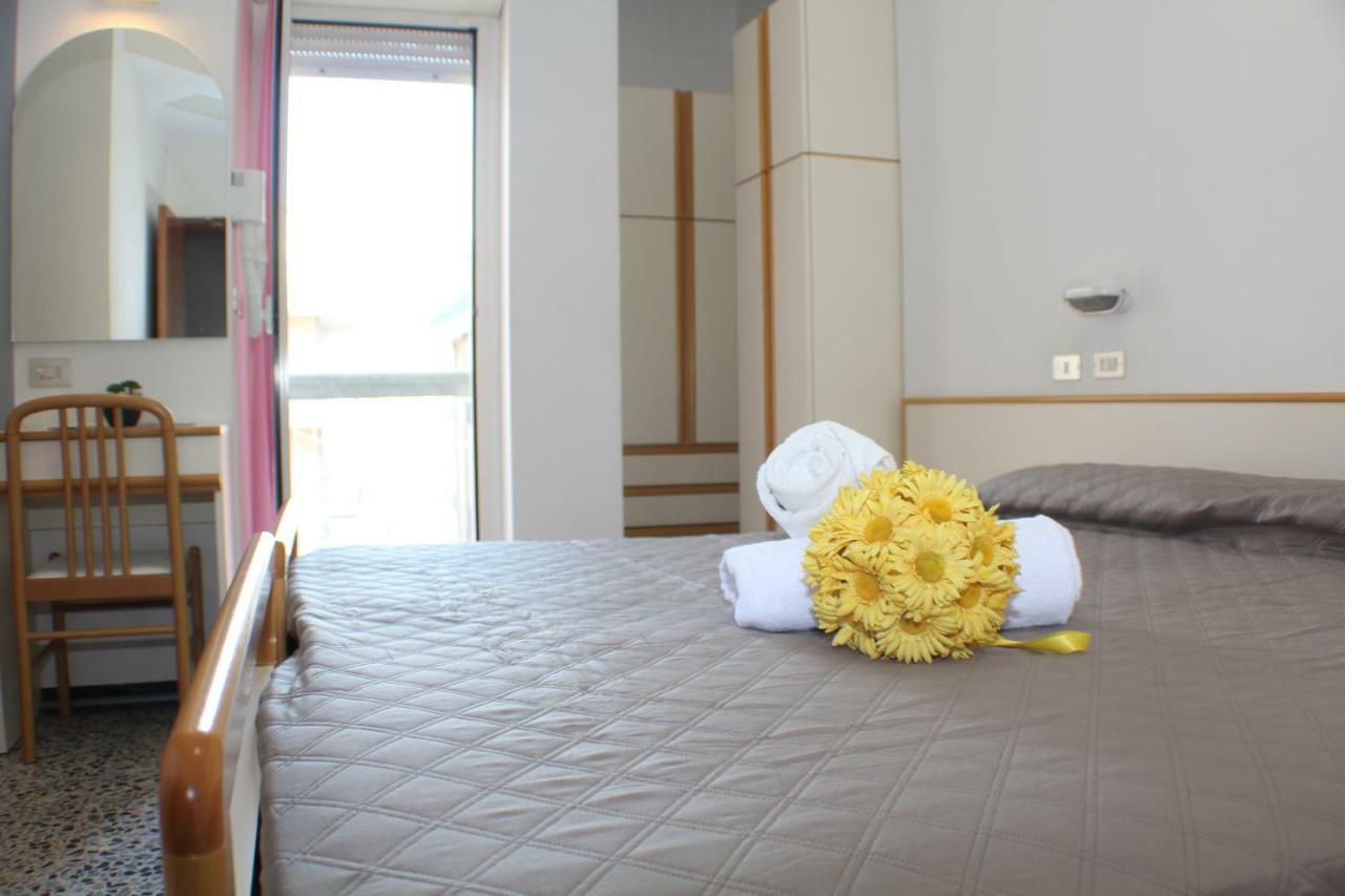Hotel Caesar Misano Adriatico Bagian luar foto