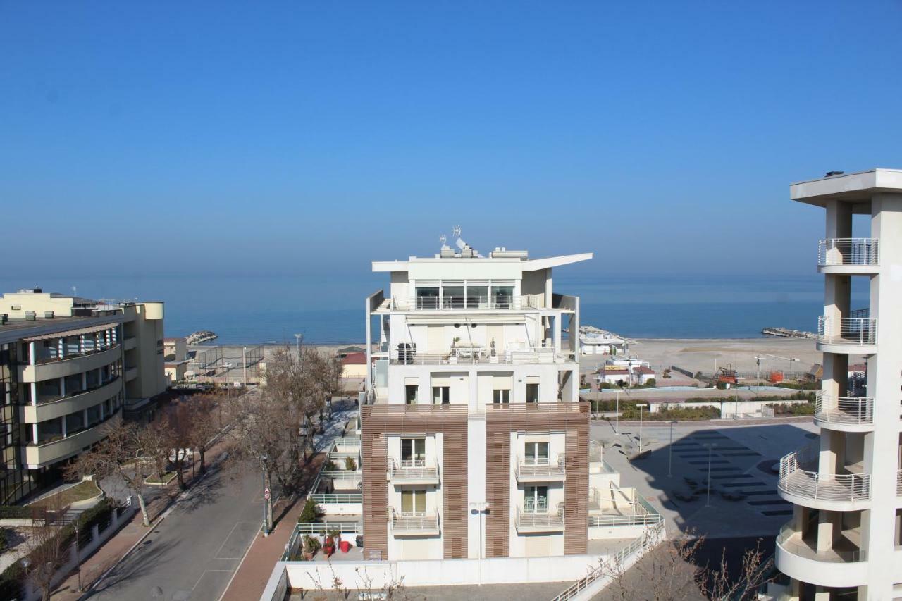 Hotel Caesar Misano Adriatico Bagian luar foto