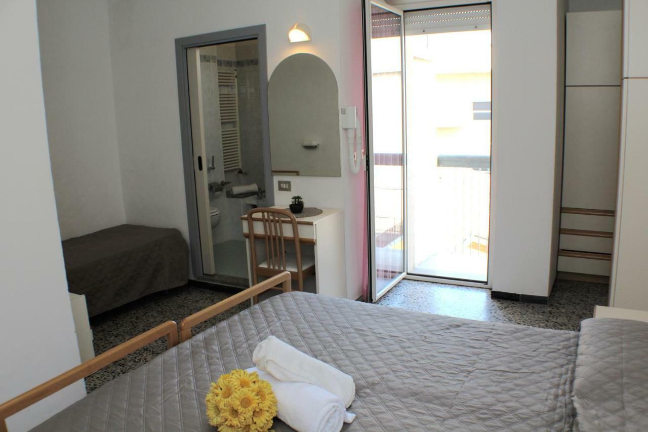 Hotel Caesar Misano Adriatico Bagian luar foto