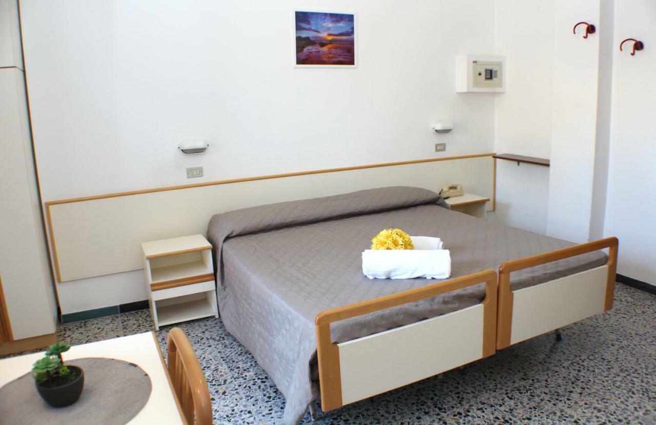 Hotel Caesar Misano Adriatico Bagian luar foto