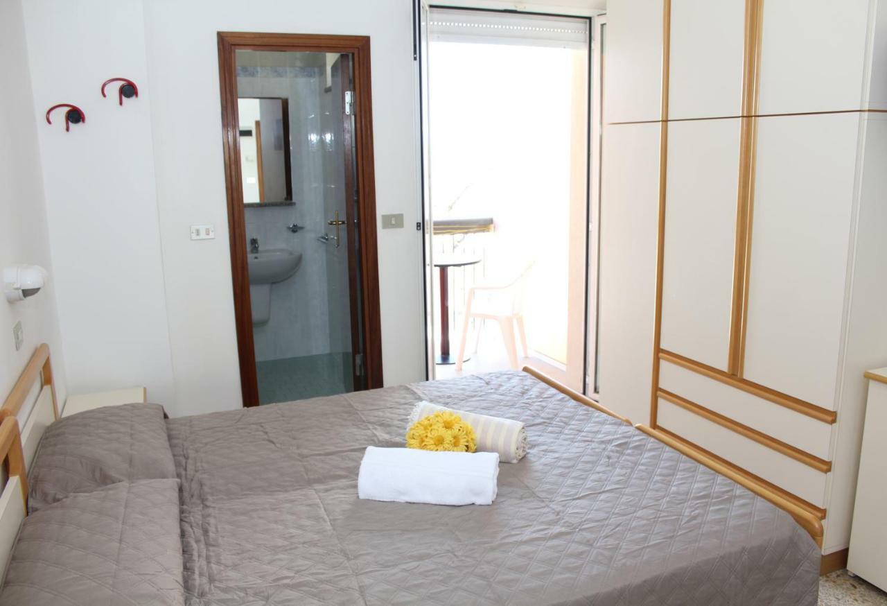 Hotel Caesar Misano Adriatico Bagian luar foto
