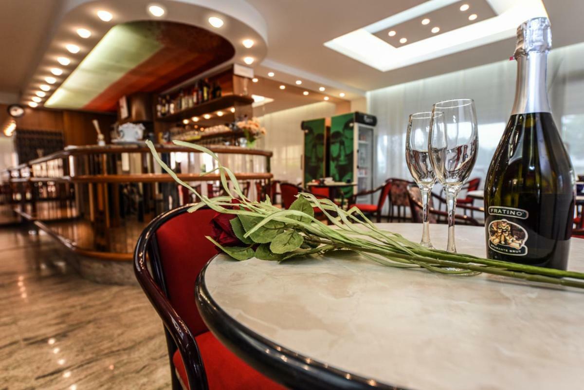 Hotel Caesar Misano Adriatico Bagian luar foto