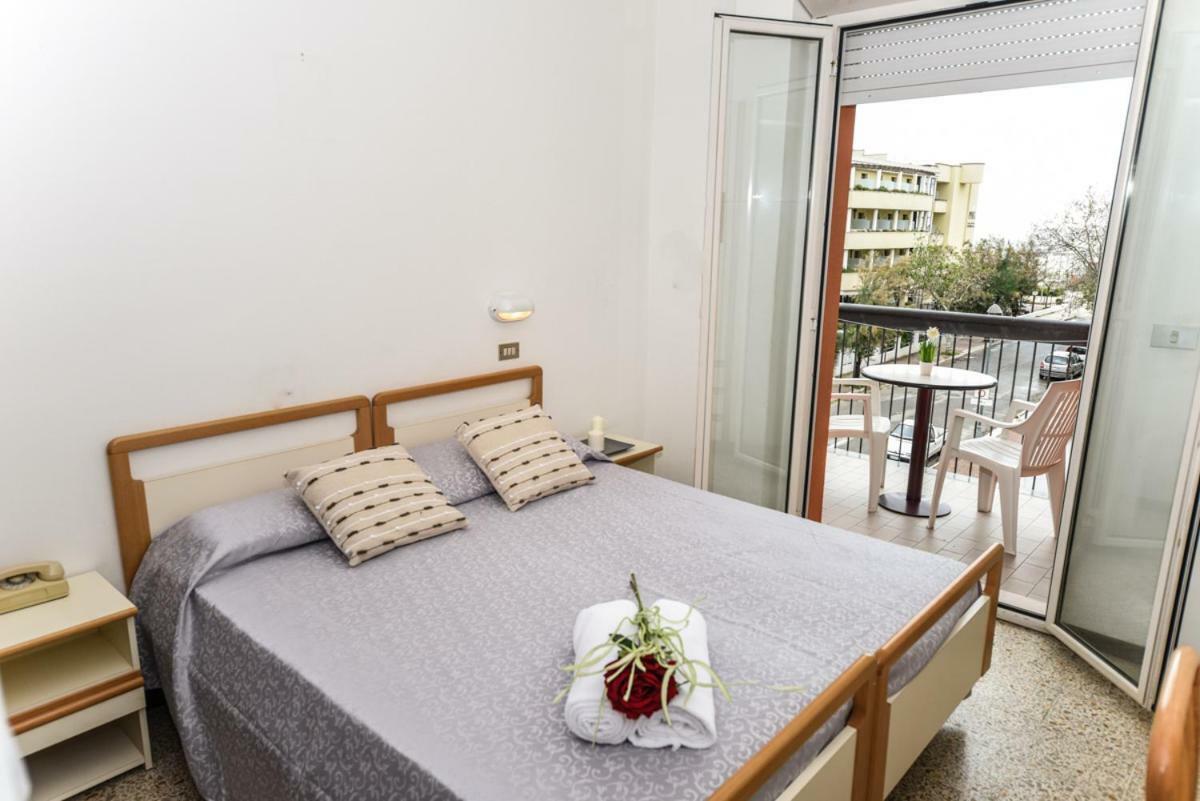 Hotel Caesar Misano Adriatico Bagian luar foto