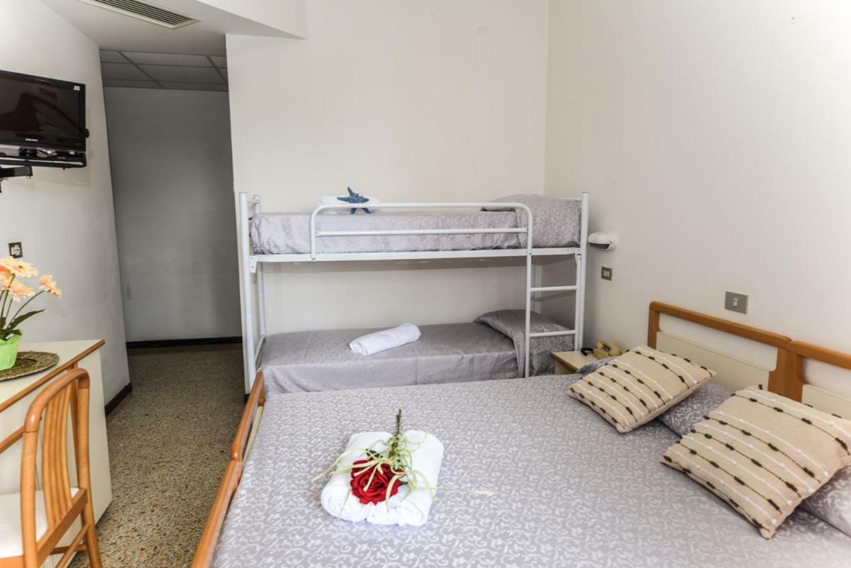 Hotel Caesar Misano Adriatico Bagian luar foto
